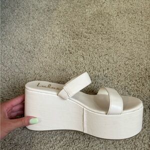 never been worn, lulus platform white shoes with a cute shell strap detail